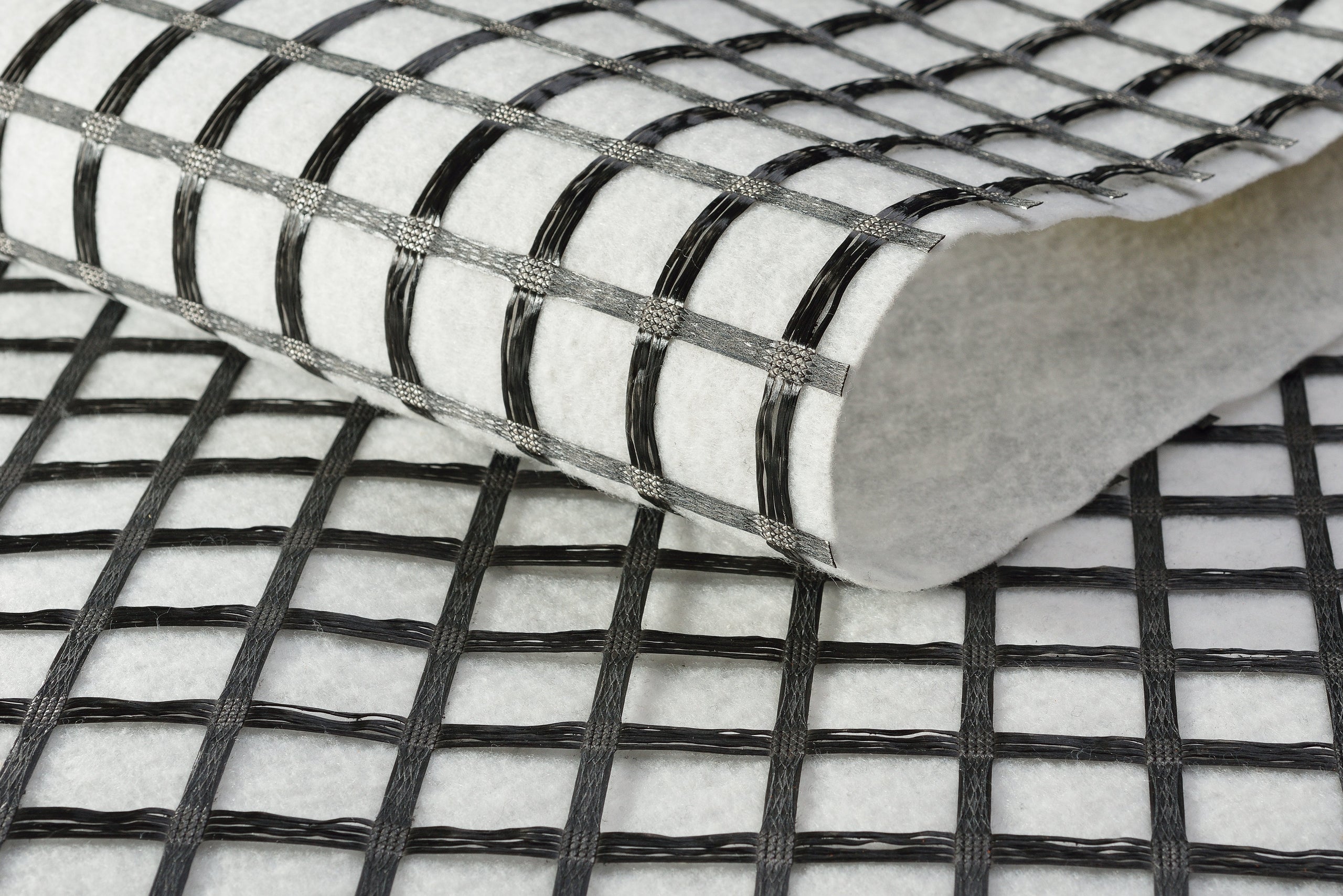 Géocomposites : combinaison de géogrille et de géotextile (non tissé)